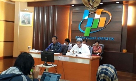 Kepala BPS Suhariyanto dan Deputi Bidang Statistik Distribusi dan Jasa BPS Sasmito Hadi Wibowo memberikan keterangan pers terkait kinerja perdagangan Februari 2017. 