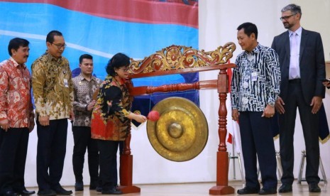 Kepala BPSDM Perhubungan, Umiyatun Hayati Triastuti, memukul gong tanda dimulainya Pelatihan LPIR antara Ditjen Hubla dan IMO. Training yang diselenggarakan selama 4 (empat) hari, mulai 29 Juli – 1 Agustus 2019, bertempat di Sekolah Tinggi Ilmu Pelayaran (STIP) Jakarta.