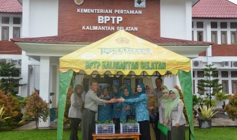  Kepala BPTP Balitbangtan Kalsel Dr  Muslimin MP menyerahkan pohon cabai kepada TP PKK Provinsi Kalsel.