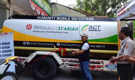 Kepala Cabang ACT Solo, Septi Endrasmoro, meresmikan Humanity Mobile Watertank di kantor ACT Solo, Kamis (22/8). Mobil tangki dari wakaf tersebut akan dimanfaatkan untuk menyalurkan bantuan air bersih untuk wilayah terdampak kekeringan di Solo Raya. 