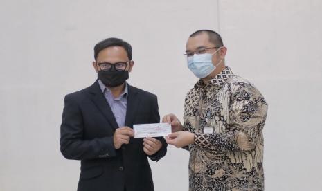 Kepala Cabang BJB Kota Bogor, M Aditya Wiradharma menyerahkan CSR kepada Wali Kota Bogor, Bima Arya Sugiarto di Balai Kota Bogor, Selasa (24/8). 