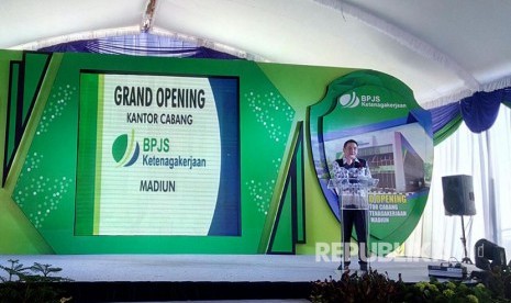  Kepala Cabang BPJS ketenagakerjaan Madiun Edy Suryono memberikan sambutan pada Grand Opening kantor cabang Madiun di Jalan Mayjen DI Panjaitan No. 10 kota Madiun pada Rabu (9/8).