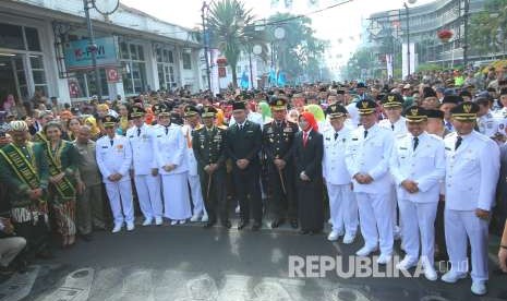 Kepala daerah terpilih yang akan dilantik, bersama Gubernur Jawa Barat Ridwan Kamil dan sejumlah pejabat lainnya, melakukan Historical Walk dari Hotel Savoy Homan menuju Gedung Merdeka, Jalan Asia Afrika, Kota Bandung, Kamis (20/9).