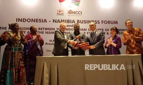 Kamar Dagang dan Industri (Kadin) Indonesia menandatangani Memorandum of Understanding (MoU) kerja sama dengan Kadin Namibia dalam bidang perdagangan di Jakarta, Rabu (29/8). Dalam perjanjian tersebut, kedua belah pihak berjanji melakukan pertukaran informasi berupa komoditas yang dibutuhkan tiap negara. 