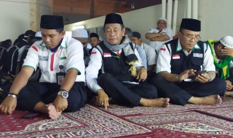 Kepala Daker Madinah Akhmad Jauhari (kiri) memberikan kata sambutan saat acara doa bersama dan istigotsah atas berakhirnya operasional haji di Tanah Suci, Ahad (15/9) malam. Pada Senin (16/9) malam waktu Arab Saudi (WAS) dan Selasa (17/9) akan diberangkatkan 505 petugas haji kembali ke Tanah Air. 