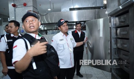 Kepala Daker Makkah Dr Endang Jumali meninjau kesiapan dapur katering jamaah haji di Makkah pada Senin (23/4)