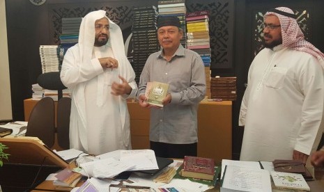 Kepala dan Pembina Museum Assalamualaika Nabi di Makkah Dr Naser Bin Musfir Alzahrani (kiri) memberikan salah satu buku referensi tentang Nabi Muhammad SAW kepada Asisten II Bidang Ekbang Setda Jabar Prof Denny Juanda Puradimadja. 