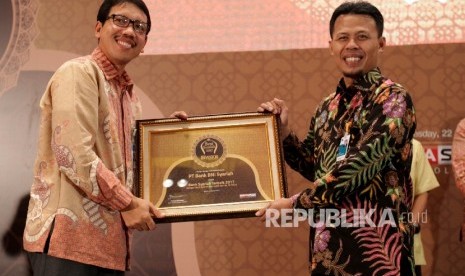 Kepala Departemen Ekonomi dan Keuangan Syariah (DEKS) Bank Indonesia, Anwar Basori memberikan piagam kepada General manager BNI Syariah M. Misbahul Munir pada acara Best Syariah 2017 di Jakarta, Selasa (22/8).