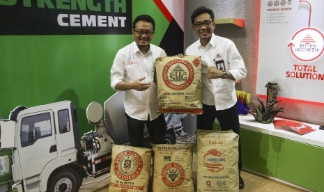 Kepala Departemen Komunikasi Pemasaran PT Semen Indonesia, Rudi Hartono, dan Direktur Pemasaran dan Supply Chain, Ahyanizzaman, menunjukkan produk Semen Indonesia.