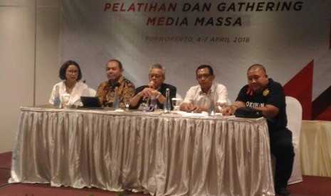 Kepala Departemen Perbankan Syariah OJK Ahmad Soekro (tengah) dan Direktur Inklusi Keuangan OJK Eko Ariantoro (baju batik) menjadi pembicara di acara Pelatihan dan Gathering Media Massa di Purwokerto, Kamis (5/4) malam. 