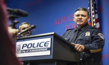 Kepala Departemen Polisi Albuquerque Harold Medina menjawab pertanyaan saat konferensi pers mengumumkan tersangka pembunuhan dua pria Muslim, Selasa (9/8/2022). Polisi Albuquerque Tahan Pria Tersangka Pembunuhan Muslim