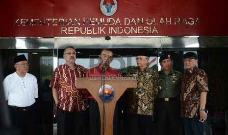 Kepala Deputi V Kemenpora sekaligus ketua tim sembilan bentukan Menpora, Gatot Dewa Broto memberikan keterangan terkait Indonesia Super League (ISL) saat konferensi pers yang diadakan di halaman Kementrian Pemuda dan Olahraga, Jakarta Selatan, Rabu (1/4). 