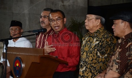 Kepala Deputi V Kemenpora sekaligus ketua tim sembilan bentukan Menpora, Gatot Dewa Broto memberikan keterangan terkait Indonesia Super League (ISL) saat konferensi pers yang diadakan di halaman Kementrian Pemuda dan Olahraga, Jakarta Selatan, Rabu (1/4).