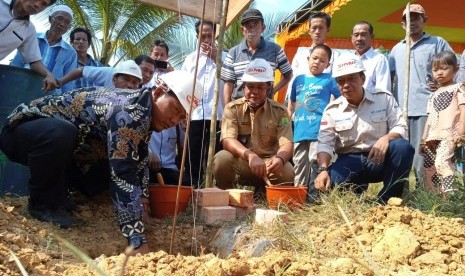 Kepala Desa Keranat Jaya, Irwanto H Beta, saat dibincangi diselasela peletakkan bati pertama bedah rumah, Jumat (13/9).