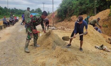 Kepala Desa Pasir Putih, Kecamatan Wawonii Barat, Kabupaten Konkep, Haslim ikut bekerja membantu warga menyukseskan TMMD.