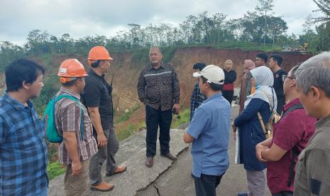  Kepala Dinas Energi Sumber Daya Mineral (ESDM) Provinsi Jawa Tengah, Sujarwanto Dwiatmoko (tengah), saat meninjau lokasi longsor Jalan Arjuna, di wilayah Dusun Bandungan, Desa Kalongan, Kecamatan Ungaran Timur, Kabupaten Semarang, Sabtu (28/1).