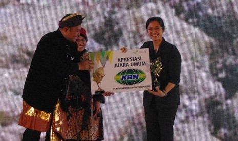 Kepala Dinas Kebudayaan dan Pariwisata Sumatera Selatan Irene Camelyn menerima piala dan penghargaan juara umum Anugerah Pesona Indonesia (API) 2018 dari Asisten Deputi Pengembangan Pemasaran I Regional I Kementerian Pariwisata Masruroh pada Kamis malam (23/11) pada malam puncak API 2018 di Grand Sahid, Jakarta.