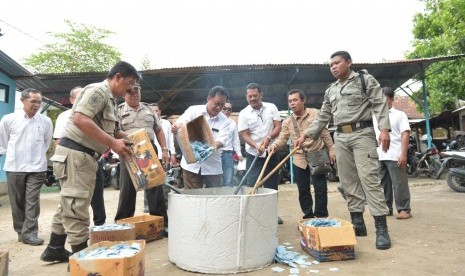 Kepala Dinas Kependudukan dan Catatan Sipil (Dukcapil) Lobar Muridun memusnahkan 10.562 KTP elektronik atau KTP-El domisili Kabupaten Lombok Barat (Lobar) dengan cara dibakar di halaman Kantor Dinas Dukcapil Lobar, Rabu (19/12).