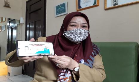 Kepala Dinas Kependudukan dan Pencatatan Sipil Kota Sukabumi Kardina Karsoedi memperlihatkan layanan 3 in 1 dokumen kependudukan.