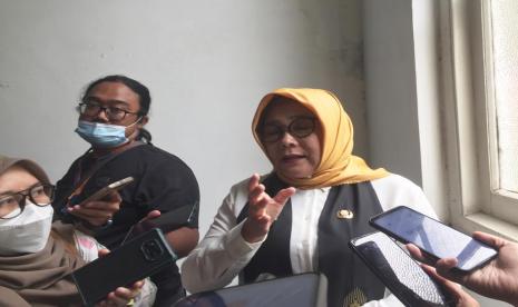 Kepala Dinas Kesehatan Jawa Barat Nina Susana Dewi memberikan keterangan kepada awak media saat ditemui di Rumah Sakit Hasan Sadikin, Kota Bandung, Rabu (26/10/2022).