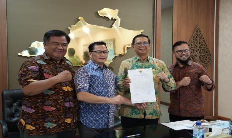 Kepala Dinas Kesehatan Kabupaten Bandung dr Yuli Irnawati Mosjasari mengungkapkan Pemkab Bandung telah mengalokasikan anggaran tahun 2024 sebesar Rp 214 miliar untuk pembayaran klain Penerima Bantuan Iuran (PBI) BPJS Kesehatan tahun 2024.