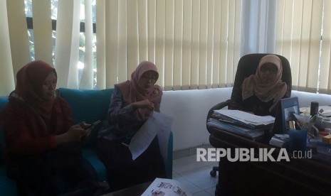 Kepala Dinas Kesehatan Kota Cimahi, Pratiwi memberikan keterangan kepada media terkait balita asal Cimahi yang suspect Difteri dan meninggal, Jumat (2/2).