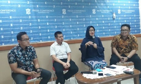 Kepala Dinas Kesehatan Kota Surabaya Febria Rachmanita (kedua kanan).