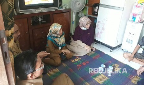 Kepala Dinas Kesehatan Kota Tangerang, Liza Puspadewi dan Camat  Benda, Kota Tangerang, Teddy Roestendi,  mengunjungi rumah Keluarga Debora, Senin (11/9).