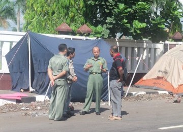 Kepala Dinas Kesehatan Pemkot Tasikmalaya, Suherman, berbincang dengan Ketua Yayasan SETARA, Baihaqi Umar, serta membubuhkan tandatangan sebagai bentuk mendukung aksi tersebut di depan Gedung Bale Kota Tasikmalaya.