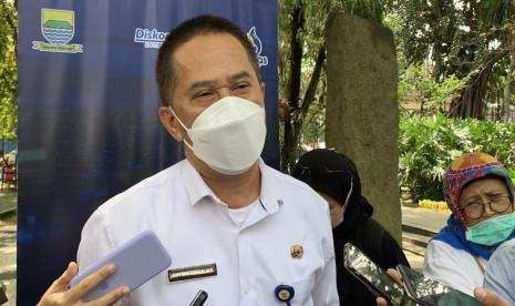 Kepala Dinas Ketahanan Pangan dan Pertanian Gin Gin Ginanjar melakukan wawancara dengan rekan media sesuai menghadiri acara Bandung Menjawab di Taman Dewi Sartika, Kota Bandung. Rabu (25/5/2022).