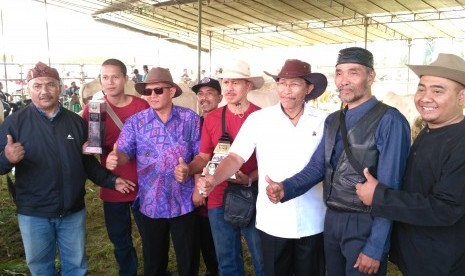 Kepala Dinas Ketahanan Pangan dan Peternakan Provinsi Jabar Dody Firman Nugraha (kemeja putih) bersama peternak dalam acara Pentas Ternak 2017 yang berlangsung di Desa Ngamplang, Kecamatan Cilawu, Kabupaten Garut, Rabu (19/7).