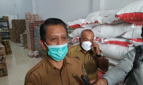 Kepala Dinas Ketahanan Pangan, Pertanian, dan Perikanan, Kota Tasikmalaya, Tedi Setiadi, saat sidak gudang distributor kedelai di Pasar Cikurubuk, Kota Tasikmalaya, Senin (11/1).