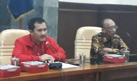 Kepala Dinas Komunikasi dan Informatika DIY Roni Primanto Hari (batik cokelat) dan Ketua Komisi A DPRD DIY Eko Suwanto (baju merah) dalam jumpa pers tentang Pengelolaan dan Pemanfaatan TIK. 