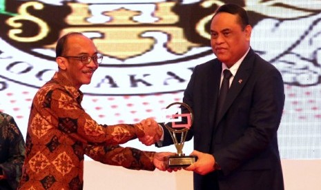 Kepala Dinas Komunikasi dan Informatika DIY Rony Primantohari yang mewakili Gubernur DIY menerima penghargaan E-Lapor yang diserahkan langsung oleh Menteri PAN RB Syafruddin.