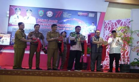 Kepala Diskominfosantik Prov. Kalteng Agus Siswadi bersama Ketua KPID Kalteng dan Kepala Perangkat Daerah Prov. Kalteng yang hadir saat menabuh katambung.