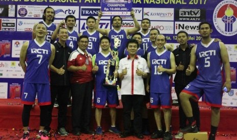 Kepala Dinas Olahraga dan Pemuda DKI Jakarta Ratiyono (baju merah) dan Asisten Deputi IV Peningkatan Prestasi Olahraga Kemenpora Candra Bakti (baju putih) berfoto bersama tim RCTI yang menjuarai Ibbamnas 2017.