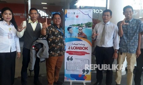 Kepala Dinas Pariwisata NTB Lalu Muhammad Faozal (kedua dari kanan) bersama Ketua DPD HPI NTB Ainuddin (ketiga dari kiri) dalam sosialiasi perda nomor 4 tahun 2016 tentang pramuwisata di Bandara Internasional Lombok, Senin (23/4).