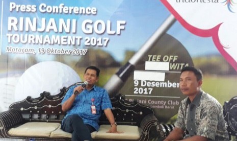 Kepala Dinas Pariwisata NTB Lalu Muhammad Faozal (kiri) bersama HRD Rinjani County Club Syarif (kanan) memberikan keterangannya terkait Rinjani Golf Tournament 2017 yang akan diselenggarakan di Lombok pada 9 Desember mendatang.