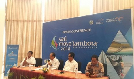 Kepala Dinas Pariwisata NTB Lalu Muhammad Faozal (kiri), Sekretaris Kementerian Koordinator Bidang Kemaritiman Laksda TNI (Purn) Agus Purwoto (kedua dari kiri), Asisten II Perekonomian dan Pembangunan Setda NTB Chairul Mahsul (kedua dari kanan), Sekda Sumbawa Rasidi (kanan) dalam rapat pemantapan Sail Moyo Tambora 2018 di Hotel Golden Palace, Mataram, NTB, Selasa (3/7).