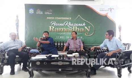 Kepala Dinas Pariwisata NTB Lalu Muhammad (kedua dari kiri) dan Ketua PHRI NTB Lalu Abdul Hadi (kedua dari kanan) menggelar jumpa pers terkait event Pesona Khazanah Ramadhan 2018 di Kantor Dinas Pariwisata NTB, Jalan Langko, Mataram, NTB, Selasa (15/5).