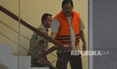 Kepala Dinas Pekerjaan Umum dan Penataan Ruang (PUPR) Tulungagung, Sutrisno, bersiap menjalani pemeriksaan di gedung KPK, Jakarta, Jumat (8/6).