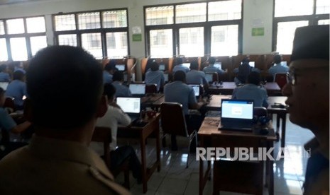 Kepala Dinas Pendidikan Jabar, Ahmad Hadadi melakukan pemantauan pelaksanaan UNBK hari pertama di SMKN 12 Bandung. Hadadi menjamin, UNBK tak ada kebocoran soal, Senin (2/4). 