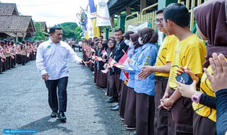 Kepala Dinas Pendidikan Jawa Barat Dedi Supandisaat meninjau SMAN 1 Kawali sebagai Sekolah Toleransi 