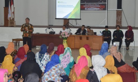 Kepala Dinas Pendidikan Kabupaten Purwakarta, Purwanto (berdiri) saat menyosialisasikan program BPJS ketenagakerjaan bagi ribuan guru honorer di lingkungan instansi tersebut, Jumat (12/4). N Dok Disdik Purwakarta