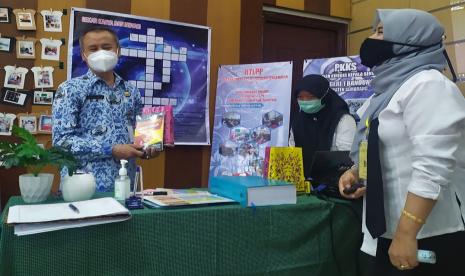 Kepala Dinas Pendidikan Kebudayaan Pemudaan dan Olahraga (Disdikbudpora) Kabupaten Semarang, Sukaton Purtomo, meninjau stan Gelar Karya Inovasi Calon Pengawas Pendidikan TK/SD dan Calon Pengawas SMP, yang digelar Kementerian Pendidikan dan Kebudayaan (Kemdikbud), di gedung PP PAUD dan Dikmas Jawa Tengah, di  Ungaran, Kabupaten Semarang, Kamis (17/12).