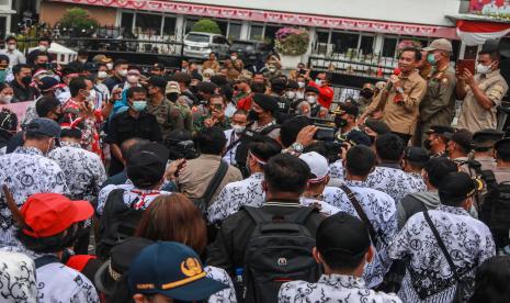 Temui Jokowi, PGRI Usul Tunjangan Profesi Guru tak Dihapus. Foto ilustrasi:  Kepala Dinas Pendidikan Provinsi Kalimantan Tengah Syaifudi (ketiga kanan) berdialog dengan forum guru se-Kalimantan Tengah yang berunjuk rasa di depan Kantor Dinas Pendidikan Prov Kalimantan Tengah, Palangka Raya, Kalimantan Tengah, Selasa (6/9/2022). Mereka menuntut Pemprov Kalimantan Tengah membatalkan kebijakan penghapusan tunjangan kinerja daerah (TKD), mengembalikan dan menolak pemangkasan tambahan penghasilan pegawai (TPP) serta segera membayarkan hak guru Pegawai Pemerintah Perjanjian Kerja (PPPK) yaitu rapelan gaji dan THR tidak dengan cara sistem dicicil.