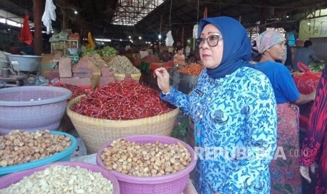 Kepala Dinas Perdagangan NTB Putu Selly Andayani memimpin inspeksi mendadak (sidak) di sejumlah lokasi peternakan dan pemotongan ayam, serta distributor ayam dan sayuran yang ada di Kota Mataram, NTB, pada Selasa (17/4).