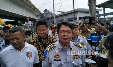 Kepala Dinas Perhubungan dan Transportasi DKI Jakarta, Andri Yansyah saat menemui sopir angkot yang memblokade Bus Transjakarta Explorer, di kawasan Jalan Jati Baru, Senin (29/1). 