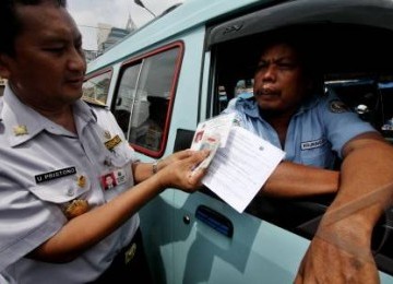 Kepala Dinas Perhubungan DKI Jakarta, Udar Pristono (kanan), memimpin langsung razia supir angkutan umum yang tidak memakai seragam saat razia di terminal angkutan Senen di Jakarta, Kamis (1/12).