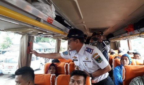 Kepala Dinas Perhubungan Sumbar Heri Noviardi melakukan pengecekan persiapan bus untuk arus mudik, di kantor perwakilan bus NPM di Padang, Kamis (23/5).